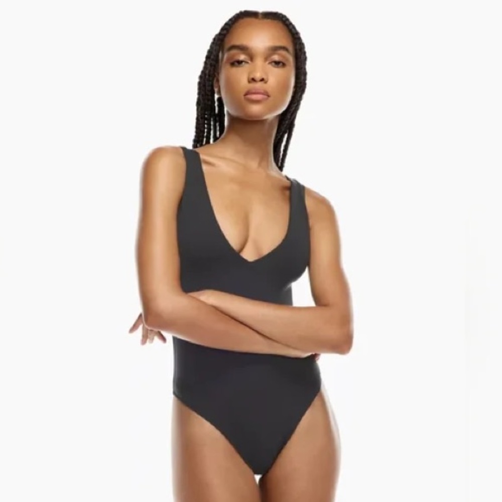Aritzia Babaton Contour V Neck Bodysuit in Black